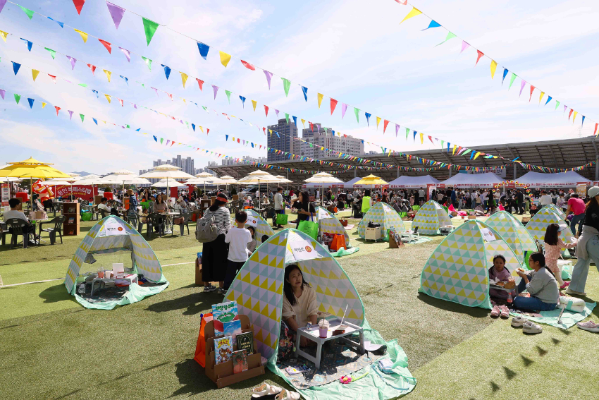 1-1. 용인특례시는 5일 시청 광장에서 제6회 용인 북페스티벌을 개최했다 (3).jpg
