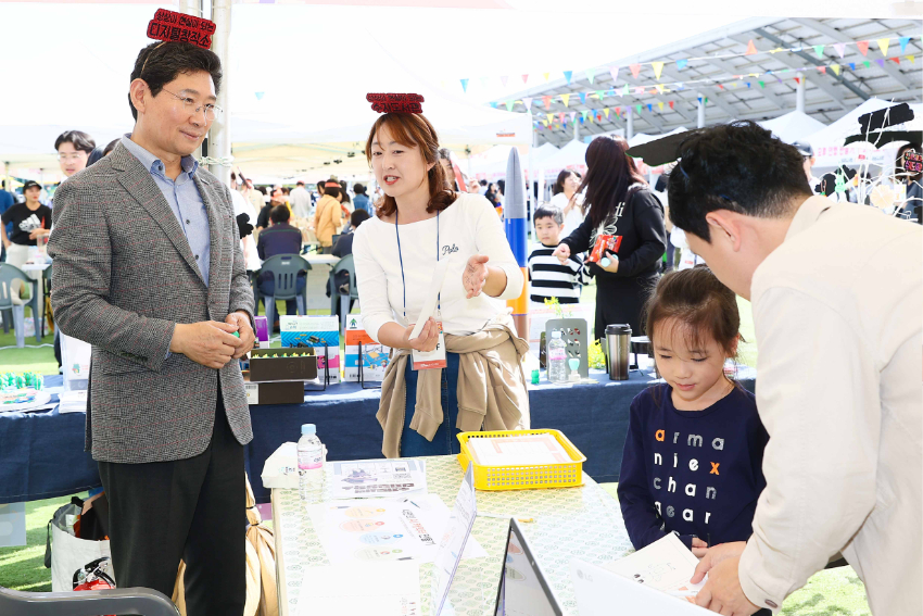 1-4. 이상일 용인특례시장이 5일 용인 북페스티벌에 참석해 부스를 둘러보고 있다 (1).jpg