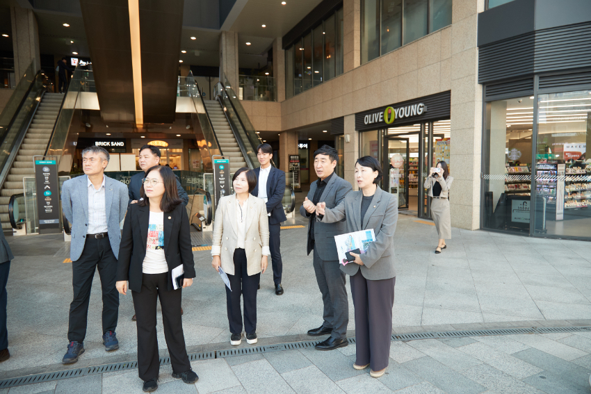 20241008 용인특례시의회 의장단, 동탄신도시 동탄역사 복합개발 현장 등 방문(3)-레이크꼬모.jpg