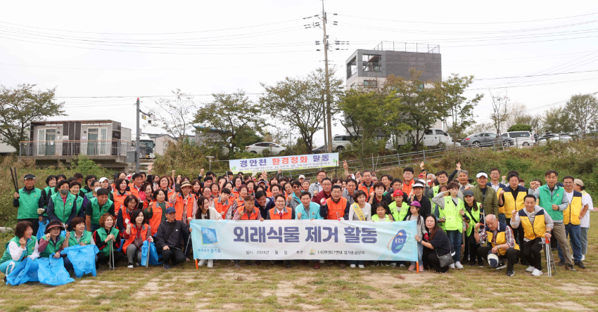 7-3. 이상일 용인특례시장은 13일 물사랑운동본부 관계자들과 함께 포곡읍 전대리 인근 경안천에서 환경정화 활동을 하고 봉사자들을 격려했다. (1).JPG