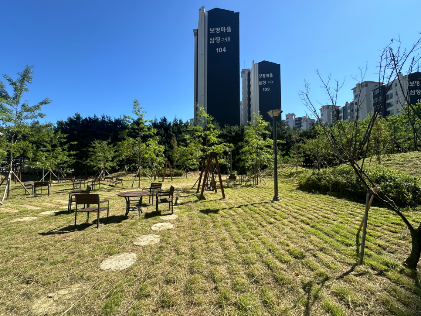 1-2. 처인구 고림동 힐스테이트용인둔전역 아파트 옆에 조성된 물빛하늘소공원의 모습. (1).jpeg