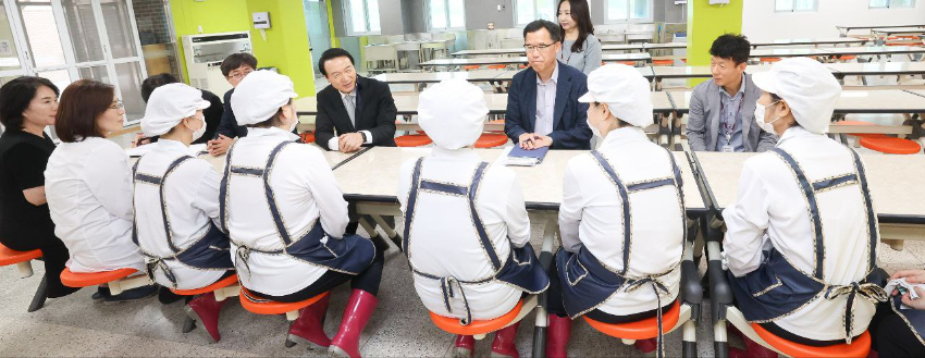 241021_임태희_교육감__‘경기도_학생_먹거리’_계산_없이_책임진다(사진2).jpg