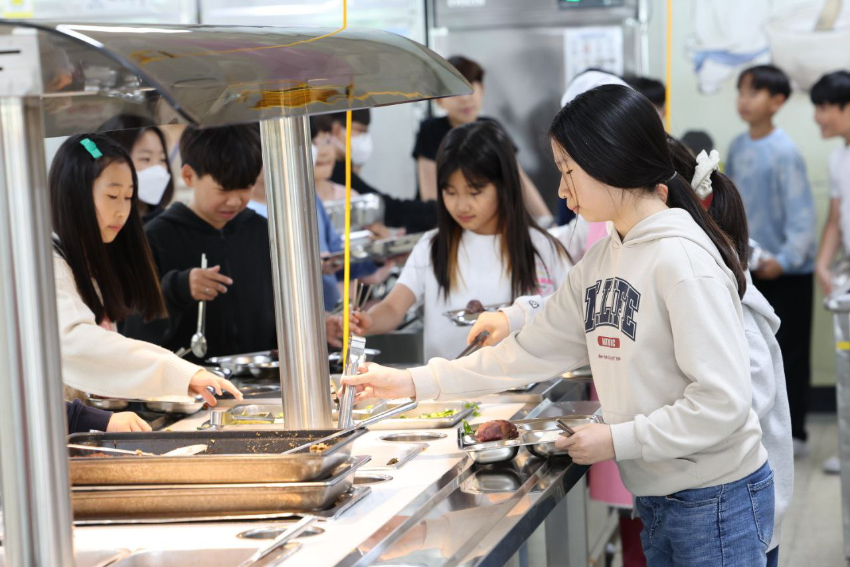 241021_임태희_교육감__‘경기도_학생_먹거리’_계산_없이_책임진다(사진6).jpg
