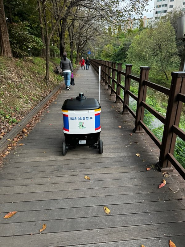 4-1. 용인특례시 수지구 풍덕천2동 정평천 산책로 주변을 자율주행 순찰 로봇이 순찰하고있다 (1).jpg