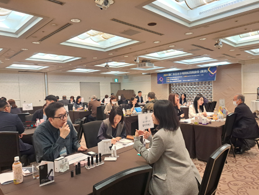 1-2. 10월 6일 일본 오사카 플라자호텔에서 열린 수출상담회에서 관내 중소기업 관계자들이 일본 기업 바이어들과 상담을 하고 있다. (1).jpg
