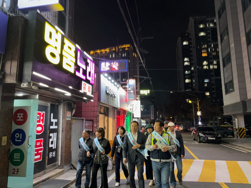 3-6. 용인특례시 수지구와 용인서부경찰서 수지지구대, 청소년지도위원들이 14일 청소년 유해환경 합동점검을 진행했다..jpg