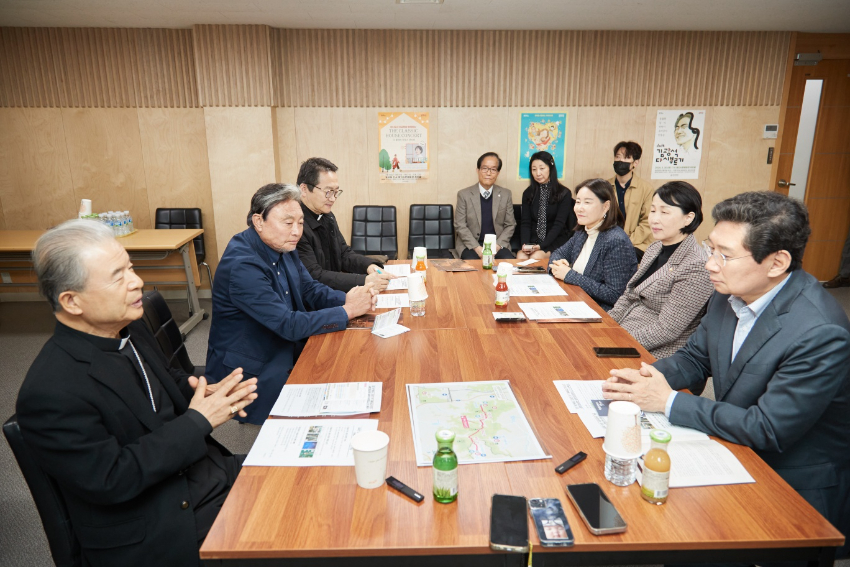 20241114 의원연구단체 용인, 역사종교문화 여행의 시작, 천주교 수원교구와 협력 논의(3).jpg