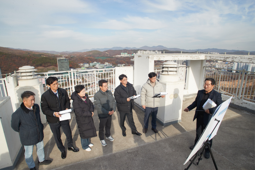 20241119 용인특례시의회 도시건설위원회, 행정사무감사 현지 확인(4)-삼가2지구 대체도로 개설 현장.jpg
