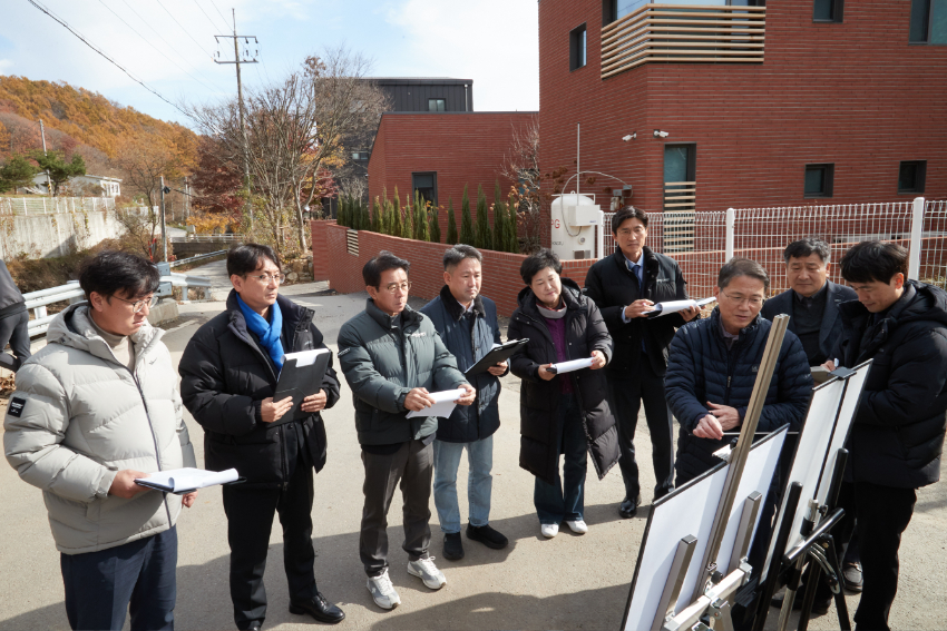 20241119 용인특례시의회 도시건설위원회, 행정사무감사 현지 확인(2)-성남시 석운동 자연휴양림 진출입로 현장.jpg