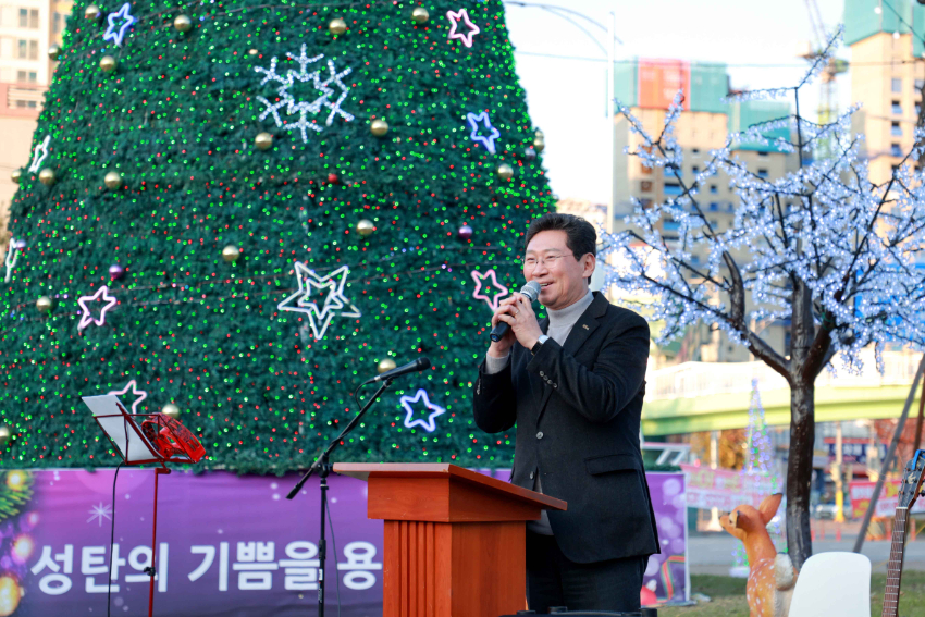 9-3. 24일 기흥구 중동 동백호수공원삼거리에서 열린 크리스마스트리 점등식에서 축사를 하고 있는 이상일 용인특례시장.jpg