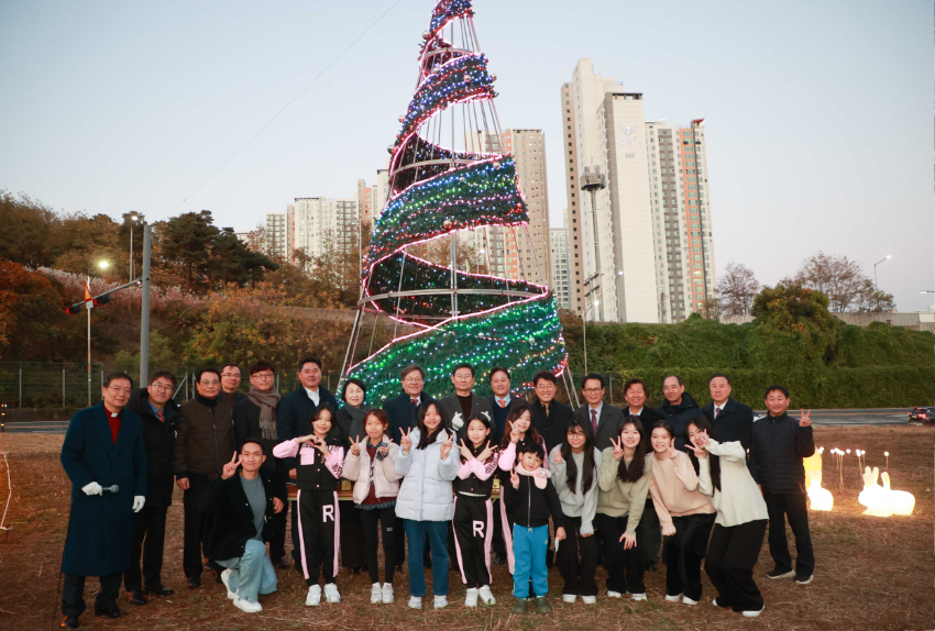 9-1. 23일 이상일 용인특례시장이 기흥구 영덕동 산1-1번지 일원에서 열린 '크리스마스트리 점등식'에 참석해 이웃사랑에 대한 중요성과 따스한 생활공동체 만들기 위한 의지를 밝혔다..jpg