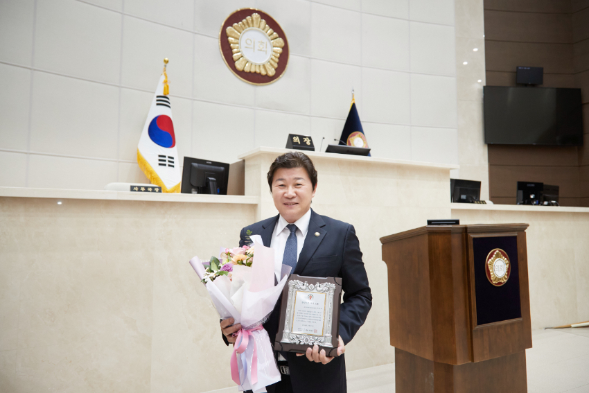 20241121 용인특례시의회 김진석·강영웅 의원, 제4회 2024년 의정대상 수상(1)김진석 의원.jpg