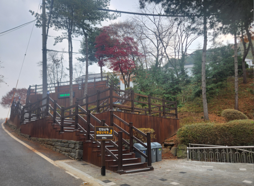 6-1. 용인특례시는 지난해 조성한 법화산 맨발길에 편의시설을 설치하는 등 추가 정비를 마쳤다 (1).jpg