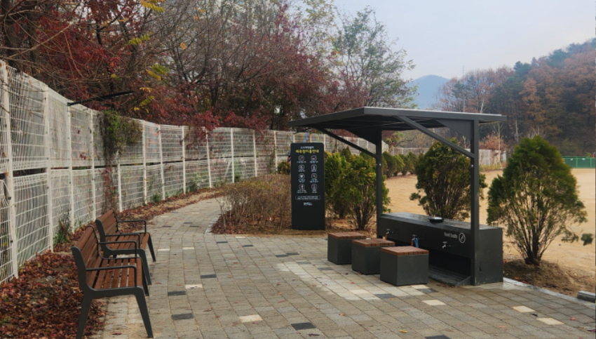 6-2. 용인특례시는 지난해 조성한 법화산 맨발길에 편의시설을 설치하는 등 추가 정비를 마쳤다 (1).jpg