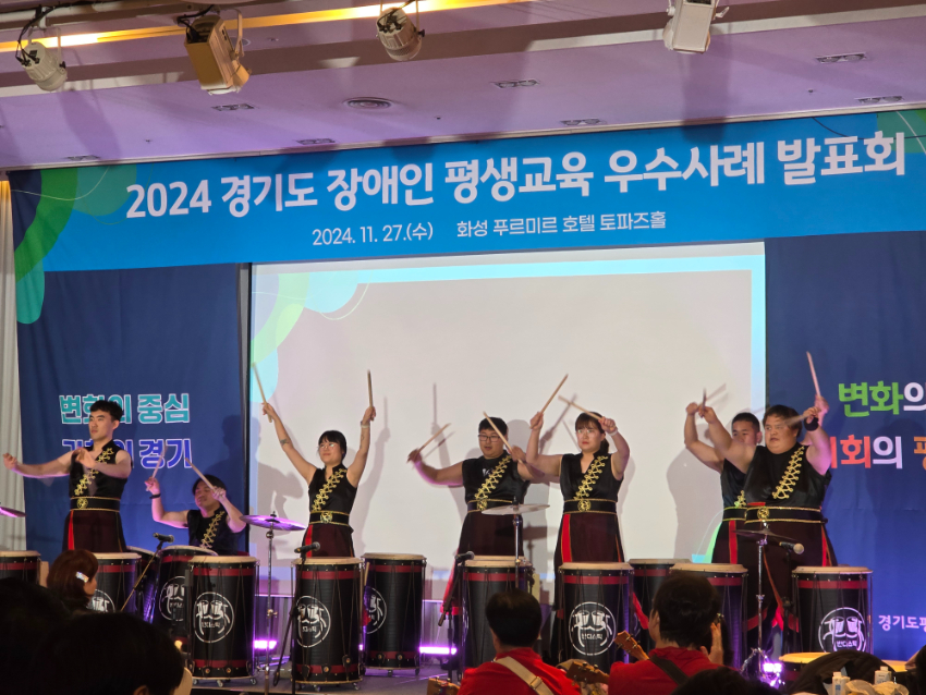 7-2. 우수 프로그램으로 선정된 사단법인 반딧불이의 '난타 지도사 전문 자격증반- 난타스틱' 공연팀이 난타공연을 선보이고 있다..jpg