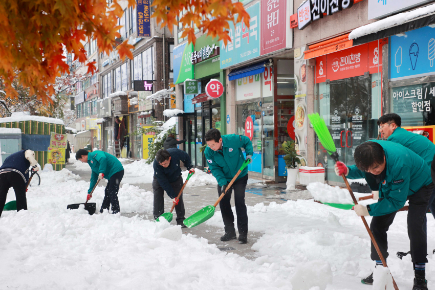 9-3. 이상일 용인특례시장이 28일 오전 용인경전철 동백역 주변 상가 앞에서 눈삽을 들고 직접 제설작업에 참여했다. (1).JPG