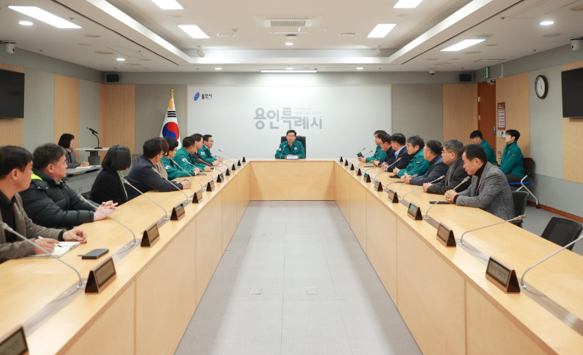 1-2. 이상일 용인특례시장이 4일 새벽 대통령의 비상계엄 해제 담화 직후 간부회의를 열어 시 공직자들에게 제 자리를 지키면서 맡은 책임을 다할 것을 주문했다..jpg