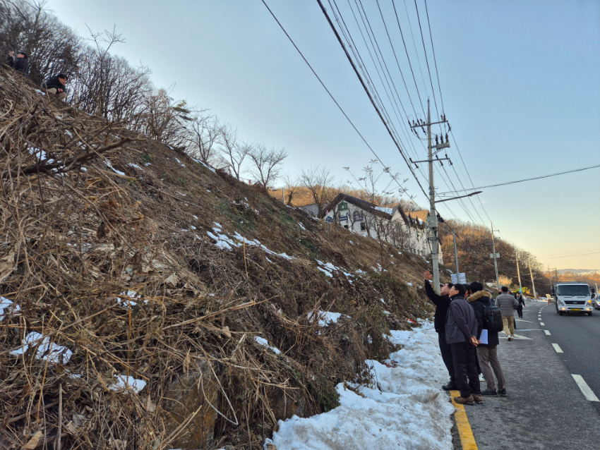 7-3. 4일 산업통상자원부 광업조정위원회가 수지구 죽전동 채석장 대상지 현장을 방문했다. 용인특례시는 이 자리에서 죽전동 주민들의 반대 의견을 전달했다..jpg