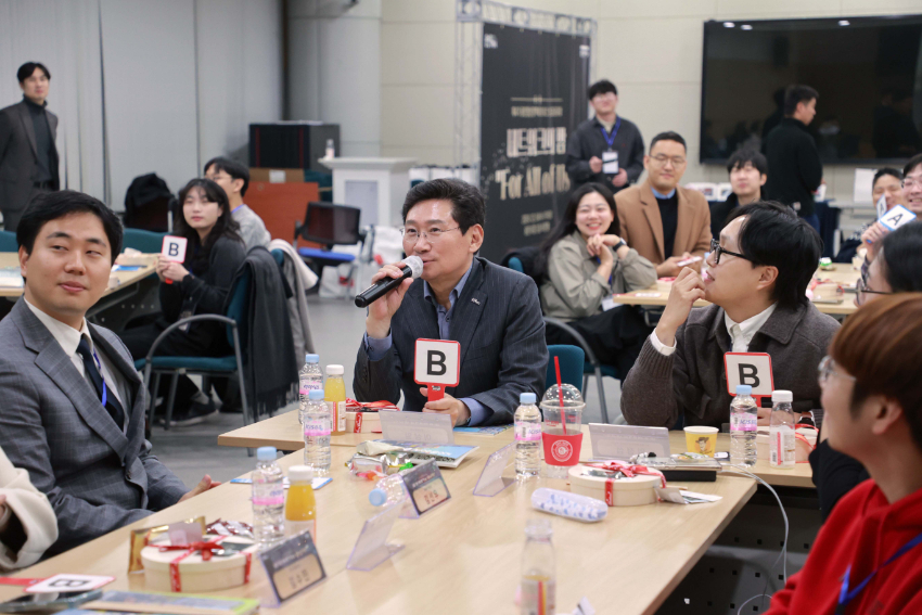 7-2. 이상일 용인특례시장이 4일 제4기 청년정책네트워크 성과공유회에 참석해 청년들과 소통하고 있다 (1).JPG