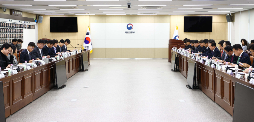 5-2. 12일 국토교통부 세종청사 대회의실에서 열린 '제7차 국가산단 범정부 추진지원단 회의'에 참석한 인사들의 모습.jpg