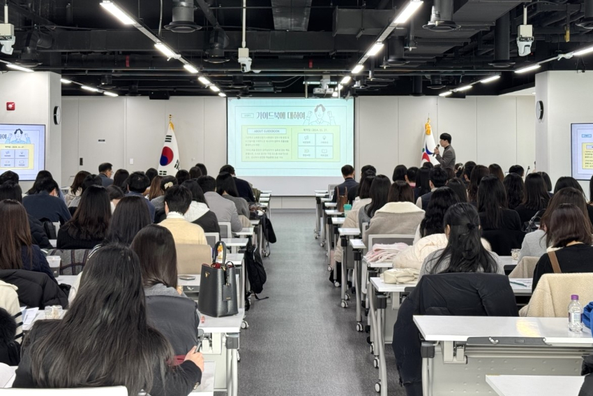 241220_안전한_교육환경_조성에_힘쓰는_경기도교육청교육환경평가_사후관리_실무_지침서_개발(사진1)_업무담당자_연수.jpg