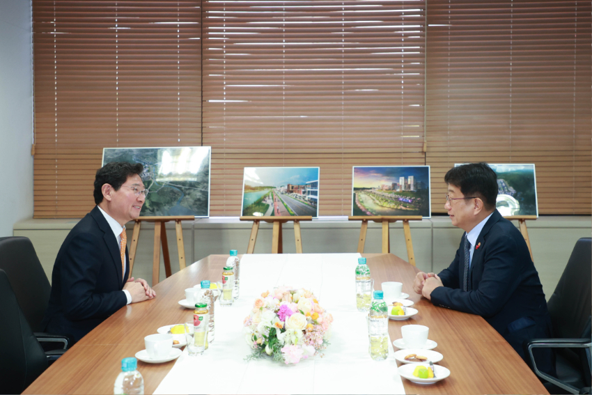 10-2. 이상일 용인특례시장(왼쪽)이 박상우 국토교통부장관(오른쪽)에게 용인 첨단시스템반도체 클러스터 국가산업단지 발전을 위해 철도 인프라 확충 의견을 전달했다..jpg