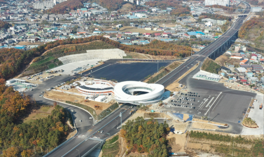 8-2. 2025년 1월 1일 개통하는 세종-포천 고속도로 처인휴게소 전경 (1).JPG