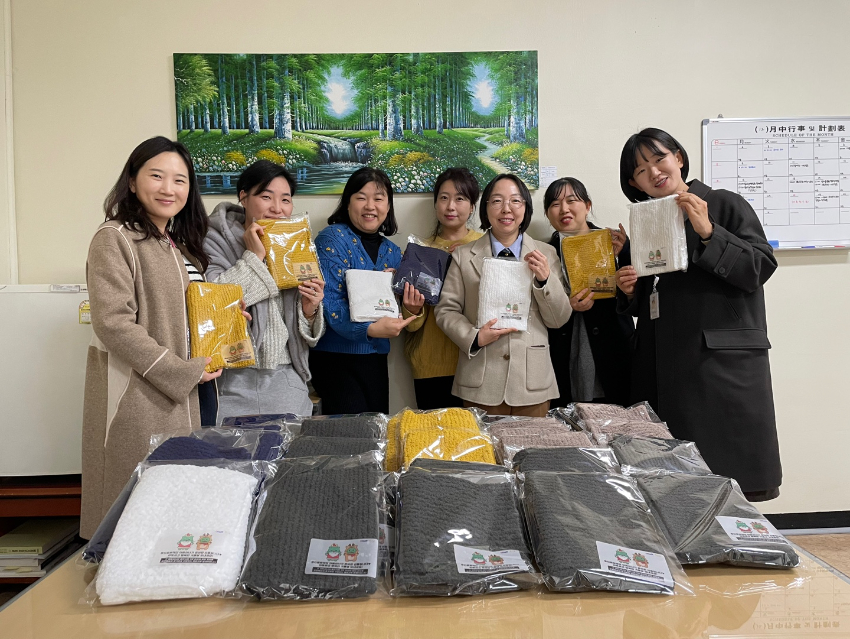 (사진3)아트러너 제작 목도리 전달_처인구청 사회복지과.jpg