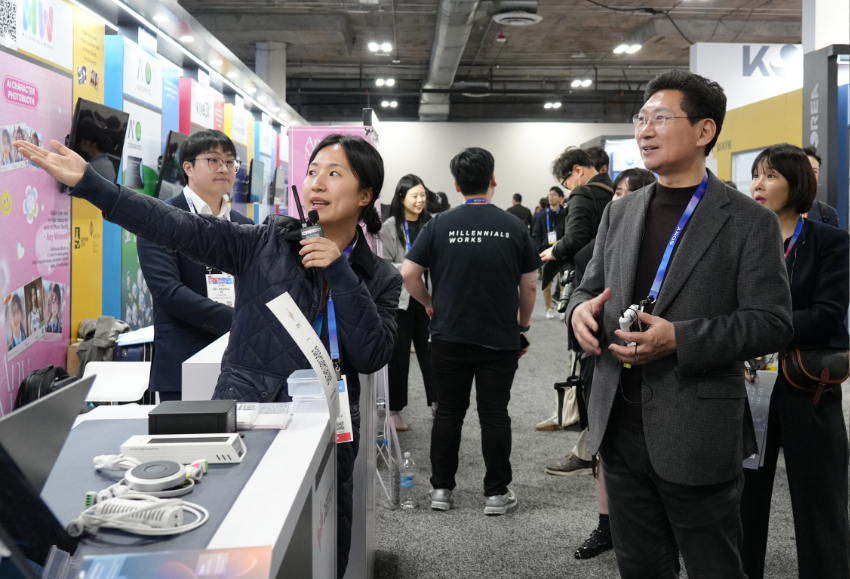 4-5. 이상일 용인특례시장이 현지시간 7일 미국 라스베이거스에서 열린 'CES 2025'의 용인 기업 부스를 방문해 제품에 대한 설명을 듣고 있다..jpg