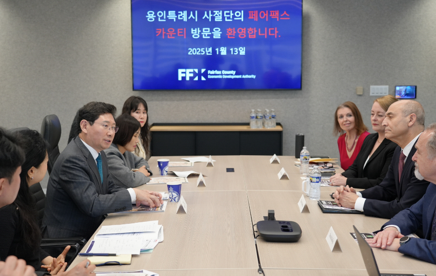 5-6. 이상일 용인특례시장이 미국 현지시각 13일 버지니아주 페어팩스 카운티 관계자들에게 협력 방안에 대한 의견을 말하고 있다. (1).jpg
