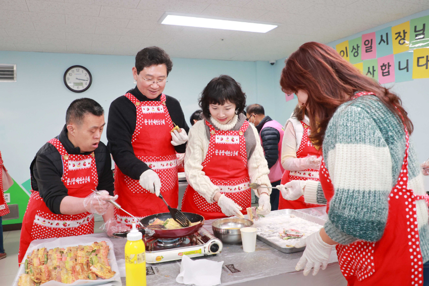 1-5. 이상일 용인특례시장이 20일 부인 김미영 여사와 함께 한울공동체를 방문해 시설 이용자들과 함께 설 음식을 준비하.JPG