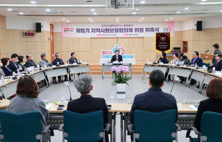 3-2. 용인특례시 지역사회보장협의체 위촉장 수여식에서 이상일 시장이 인사말을 하고 있다..JPG