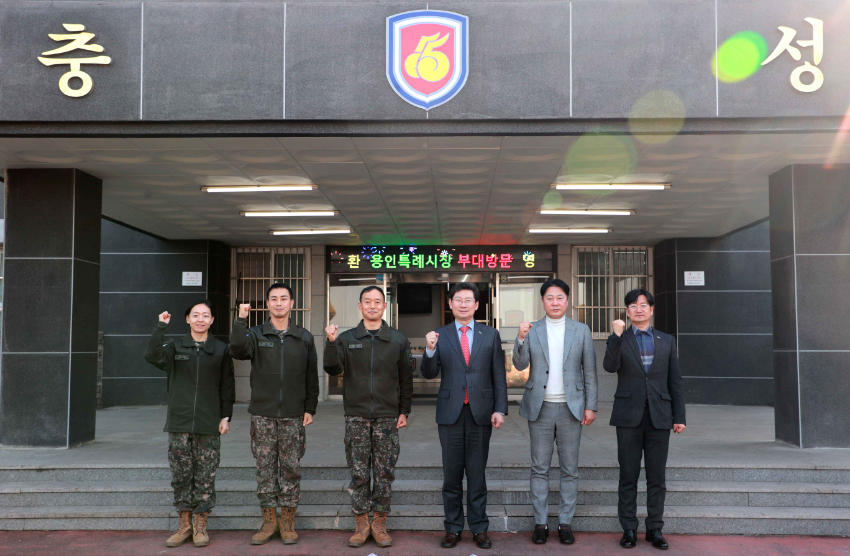 9-3. 이상일 용인특례시장이 23일 제55보병사단을 방문해 지자체와 군의 협력방안에 대해 의견을 나눴다..JPG