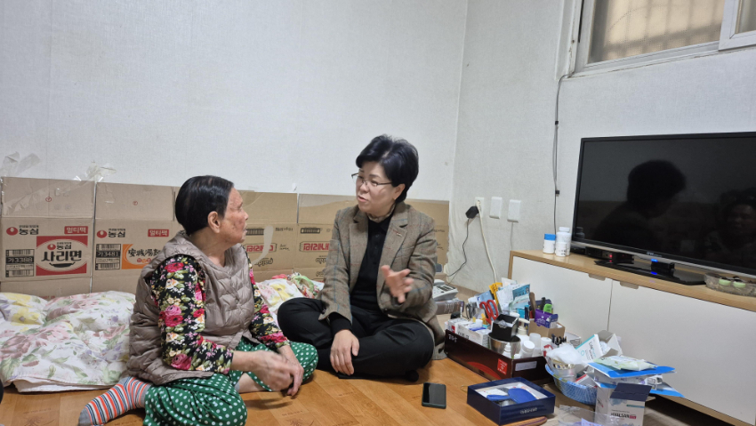 6-2 오선희 기흥구청장은 24일 90대 어르신 가정을 방문했다..jpg