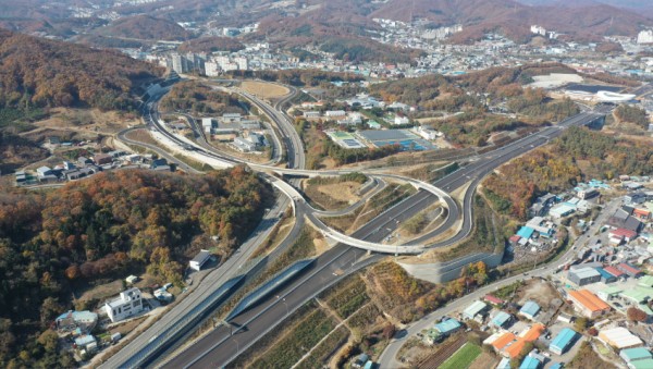 8-1. 2025년 1월 1일 개통하는 세종-포천 고속도로 북용인 나들목 전경 (1).JPG