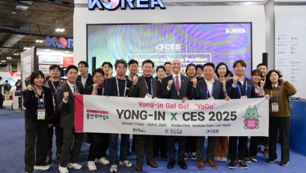 4-1. 이상일 용인특례시장이 현지시간 7일 미국 라스베이거스에서 열린 CES 2025를 방문해 용인 기업 관계자들과 기념 촬영을 하고 있다..jpg