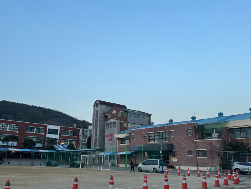 6-2. 용인특례시 처인구에 있는 용인중학교 전경.jpg