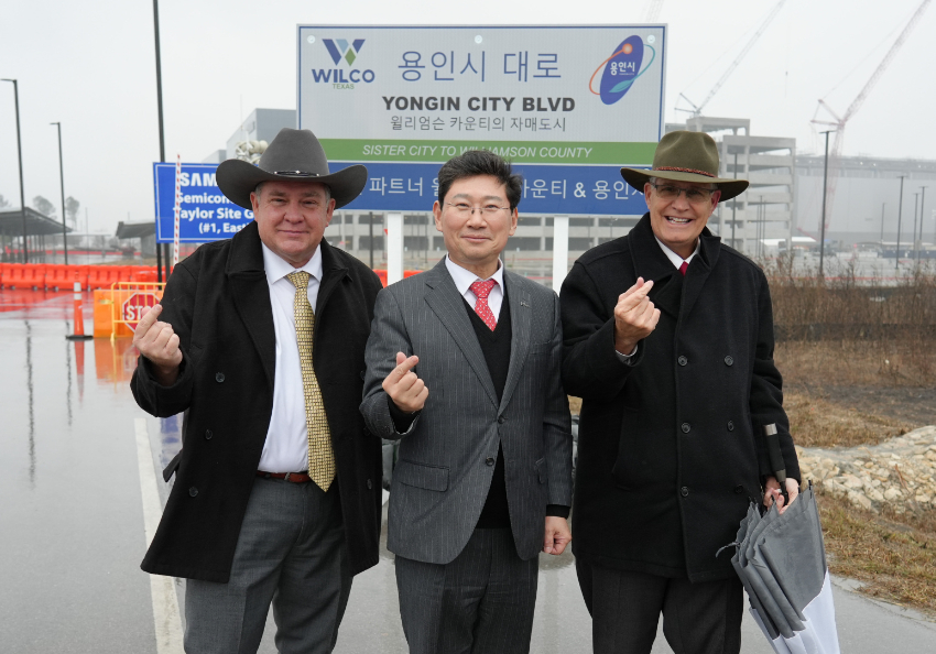 9-1. 이상일 용인특례시장(가운데)이 현지시간 1월 9일 빌 그래벨 윌리엄슨 카운티청장(오른쪽)과 테일러시 삼성전자 파운드리 시설 신축공사장 앞에 설치된 '용인시 대로' 명예도로표지판 앞에서 기념촬영을 하고 있다.jpg