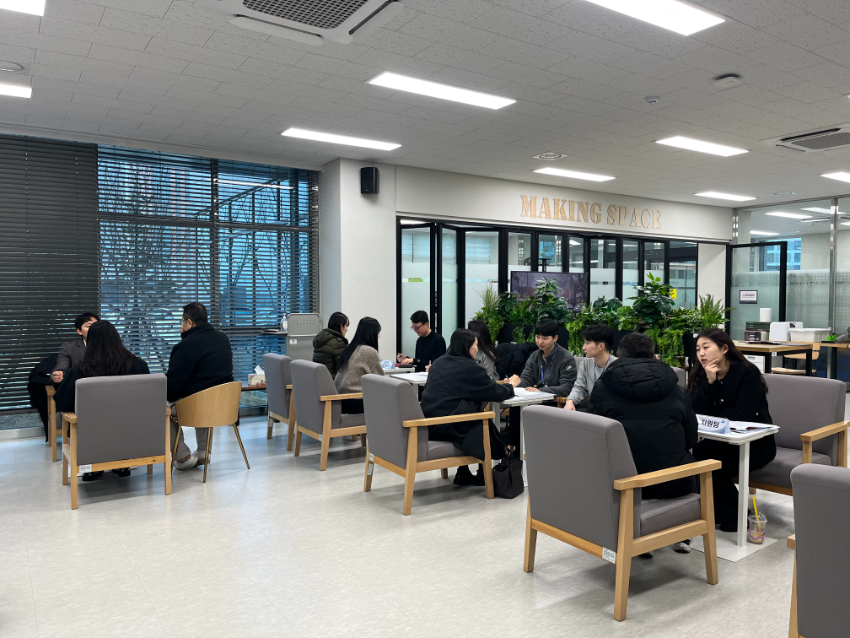 (사진2) 1대1 상담창구에서 각 분야별 상담을 진행하고 있다.JPG