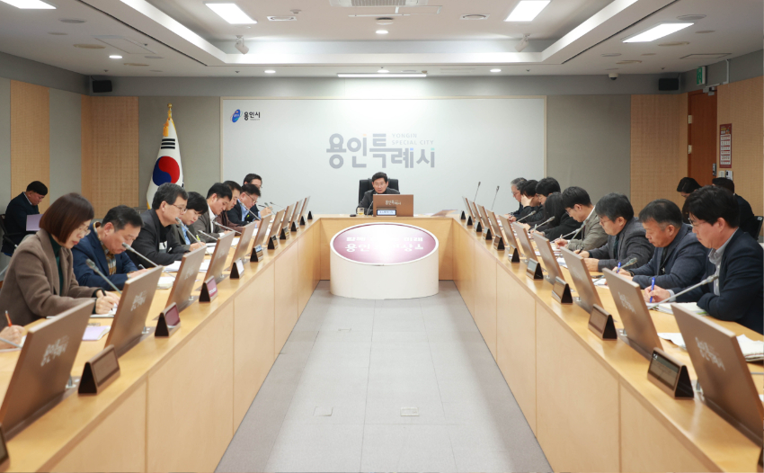 5-1. 이상일 용인특례시장이 17일 열린 간부공무원 회의에서 시민체감 생활밀착형 행정의 중요성을 강조하고, 원활한 사업 추진을 참석자들에게 주문했다..jpg