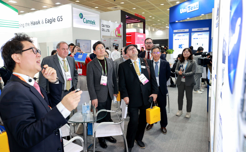 11-2. 이상일 용인특례시장이 19일 미국 텍사스주 윌리엄슨 카운티 대표단과 서울 코엑스에서 열린 'SEMICON KOREA 2025'를 참관했다..jpg