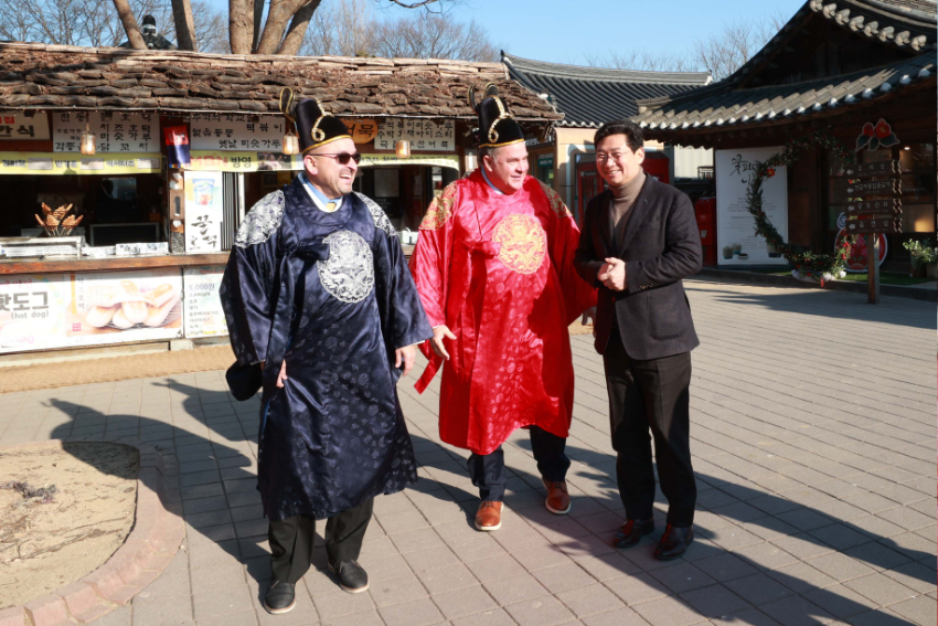 1-5. 볼즈 커미서너와 아리올라 시장이 이 시장과 함께 한국민속촌을 방문해 전통문화 체험을 위해 한복을 입고 대화를 나누고 있다. (1).jpg