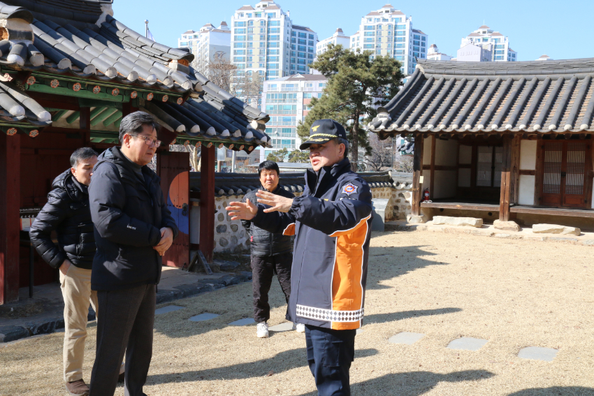 관련사진(장재구 용인서부소방서장  소방시설 사용법 설명).JPG