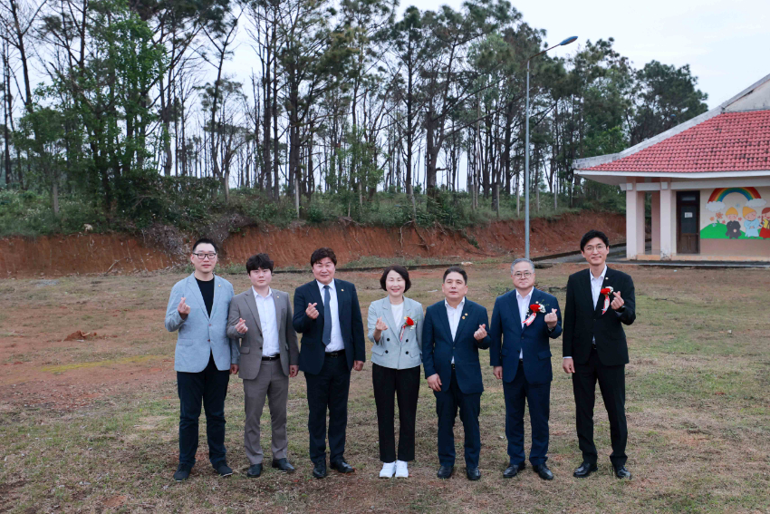 20250226 용인특례시의회, 베트남 꽝남성 땀끼시 도서관 건립 착공식 참석(1).jpg