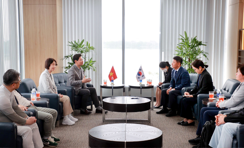 15-2. 이상일 용인특례시장은 27일(현지시각) 다낭 총영사관을 방문해 강부성 다낭 총영사, 조주연 KOTRA 다낭무역관장, 송지영 영사 등을 만나 간담회를 가졌다.jpeg