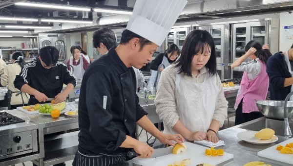250204_경기공유학교_학점인정형_(사진1)_신안산대_서양_조리_프로그램.jpg