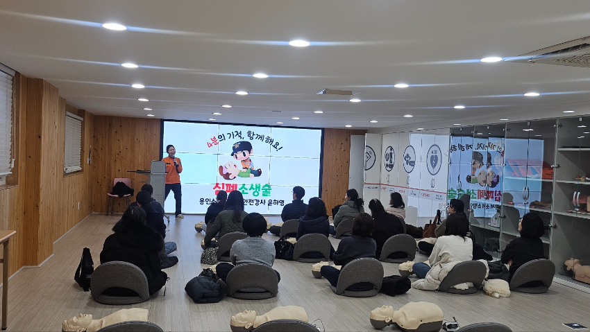 8. 용인특례시는 4일 '체납관리 실태조사반' 15명에게 임명장을 수여하고 직무교육과 안전관리교육을 진행했다.jpg