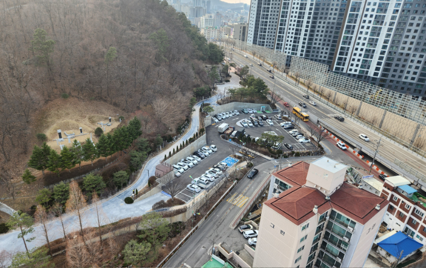 1-2. 용인특례시는 처인구 김량장동 산 37-16번지 일원 용인중앙공원의 노후 시설과 주차장 개선 공사를 완료했다..jpg