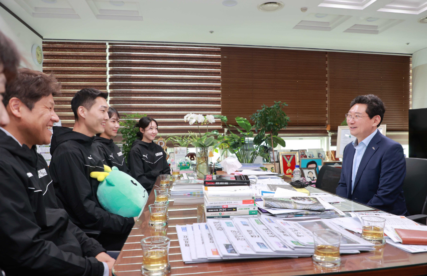 250327 2-2. 이상일 용인특례시장은 26일 시장실에서 우상혁선수와 신규 입단한 육상팀 선수를 격려했다.JPG