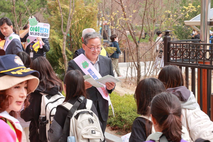 250327 13-2. 25일 역북동 행정복지센터~함박초 일원에서 진행한 '아이먼저 어린이 안전문화 캠페인'.JPG